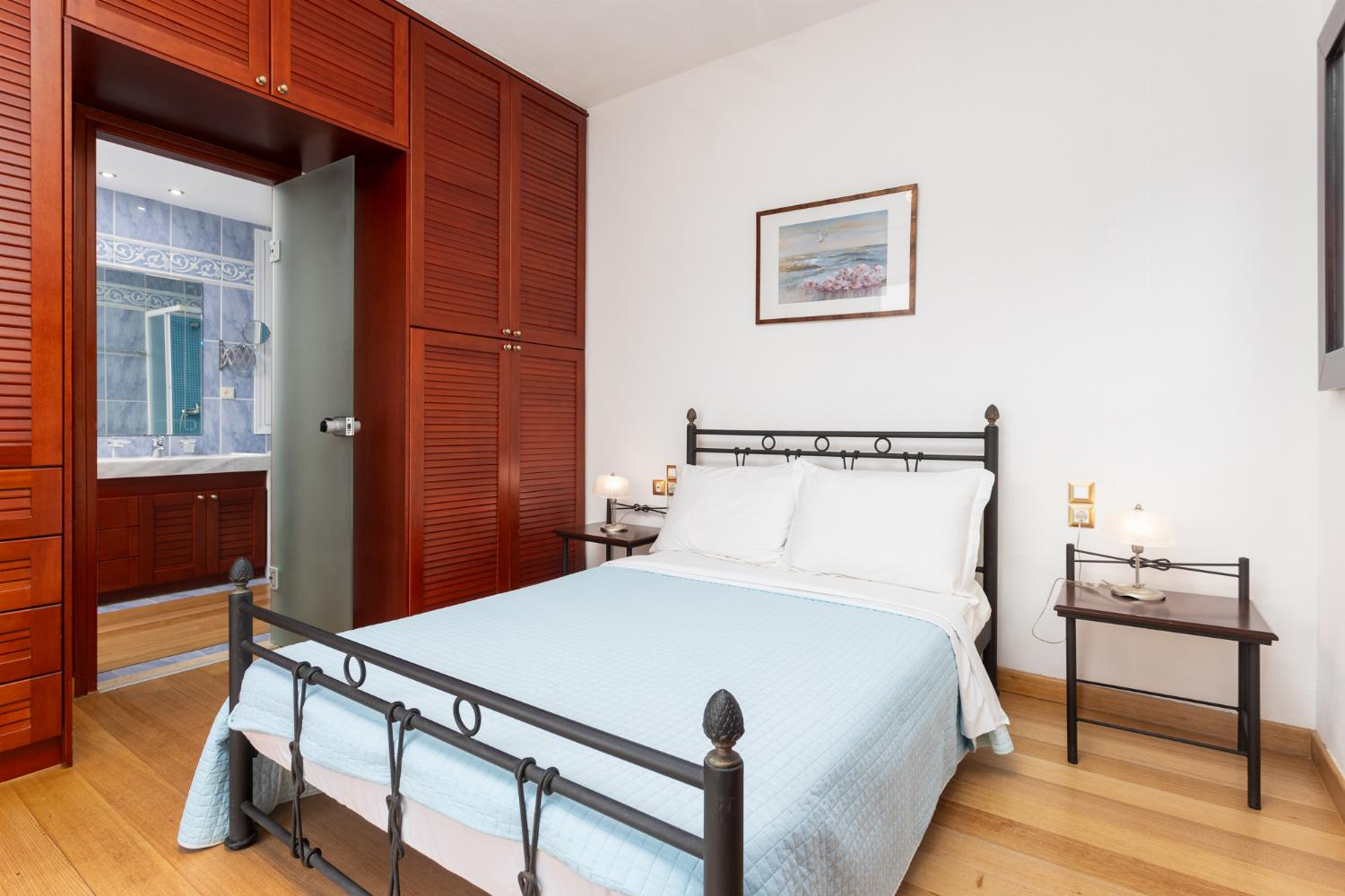Double bedroom with en suite bathroom and A/C