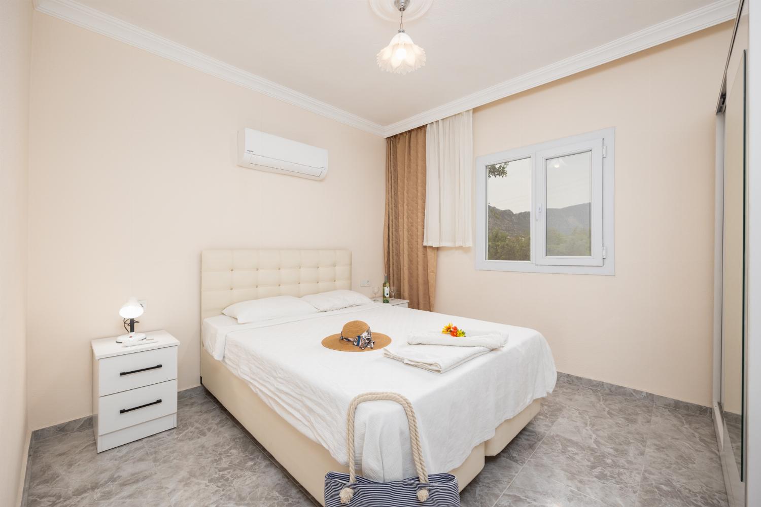 Double bedroom with en suite bathroom and A/C