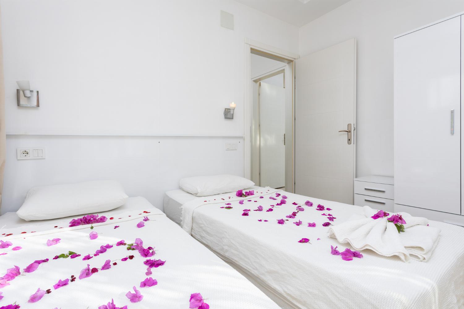 Twin bedroom with A/C