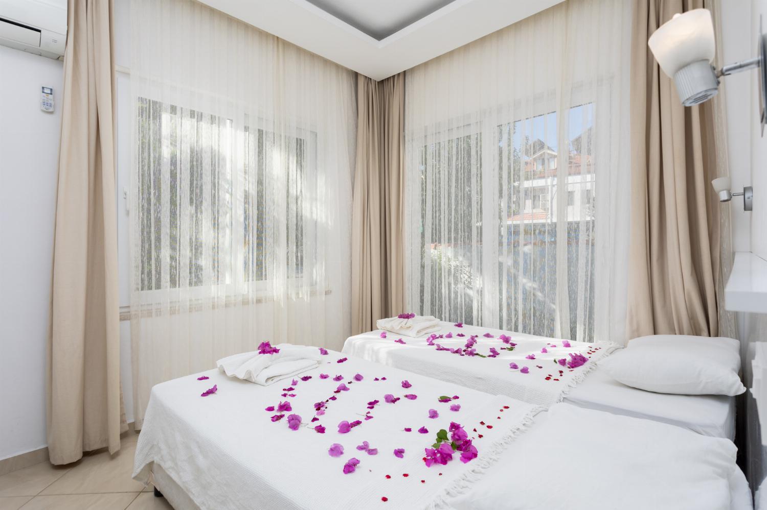 Twin bedroom with A/C