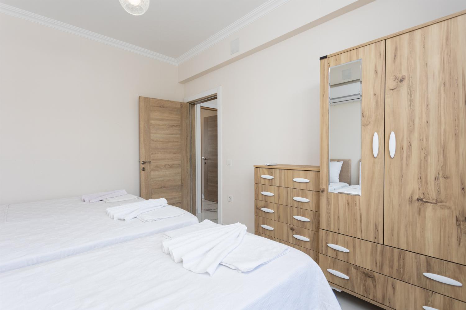 Bedroom with three single beds and A/C