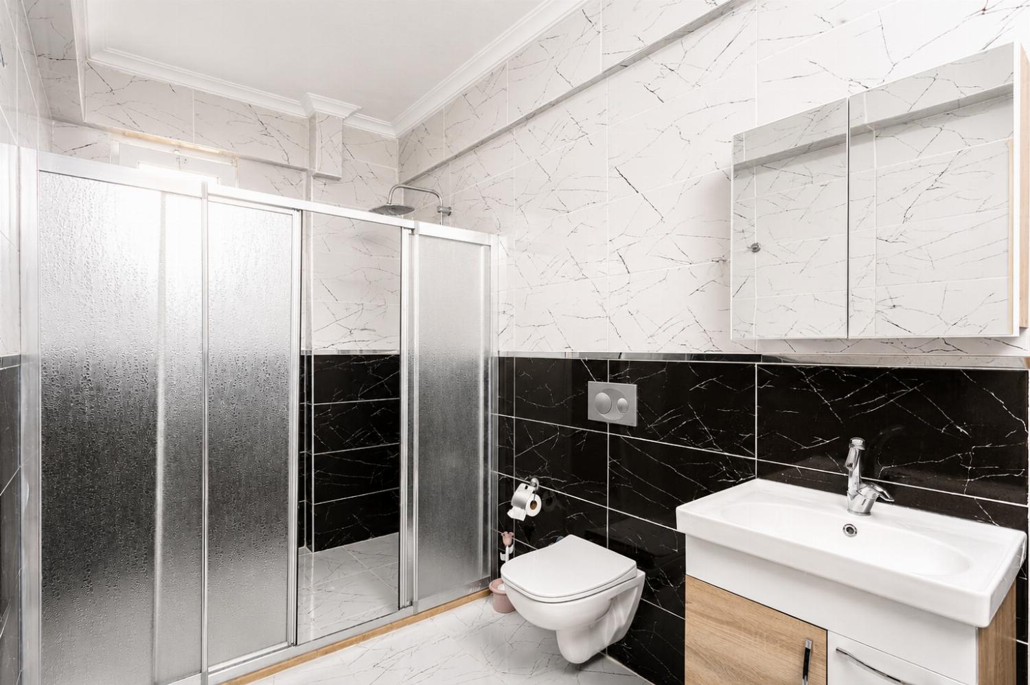 En suite bathroom with shower