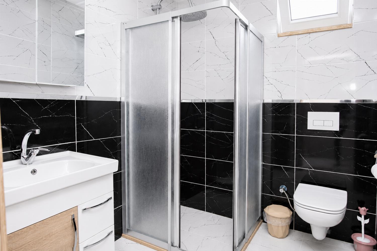 En suite bathroom with shower