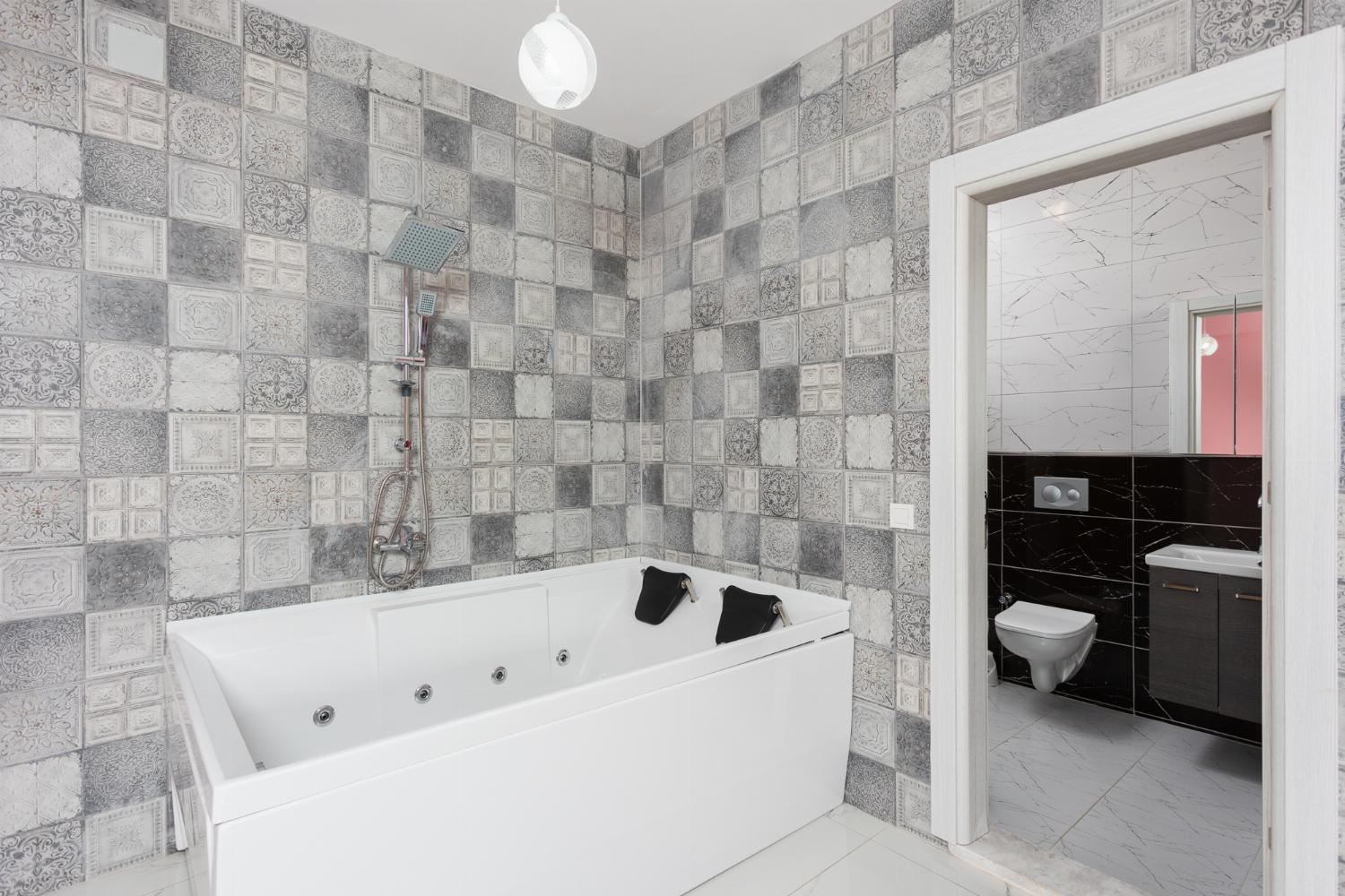 Double bedroom with en suite bathroom and A/C