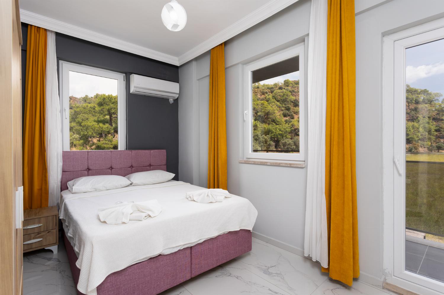 Double bedroom with en suite bathroom and A/C