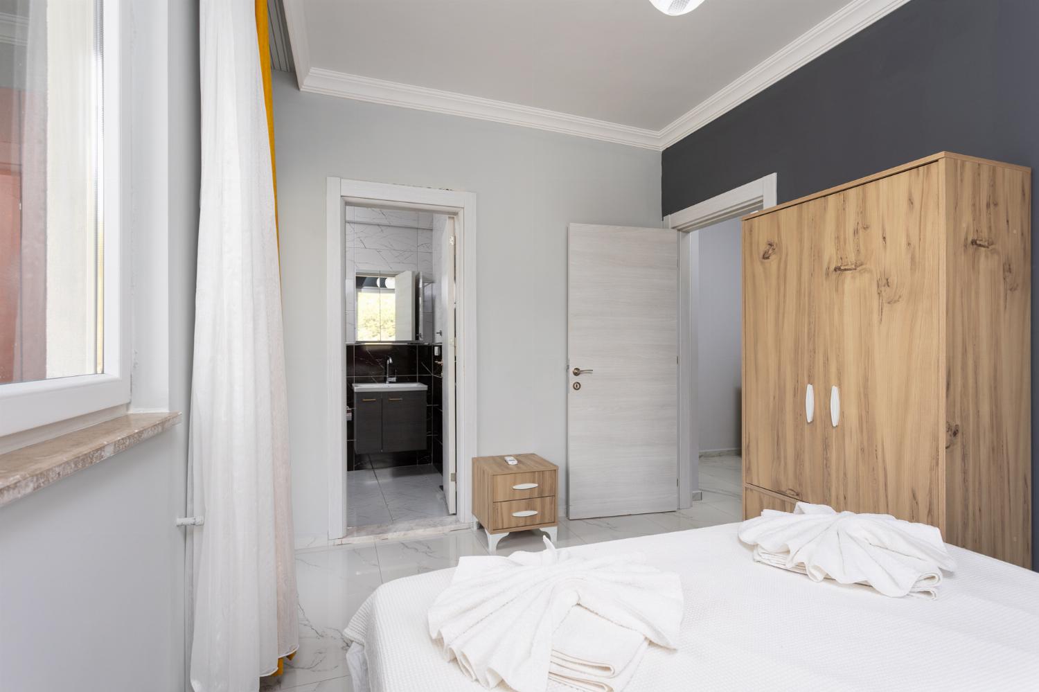 Double bedroom with en suite bathroom and A/C