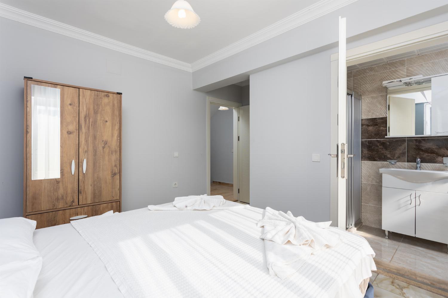 Double bedroom with en suite bathroom and A/C