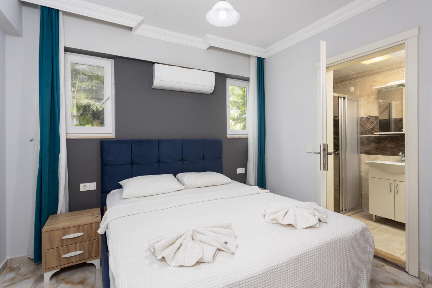 Double bedroom with en suite bathroom and A/C