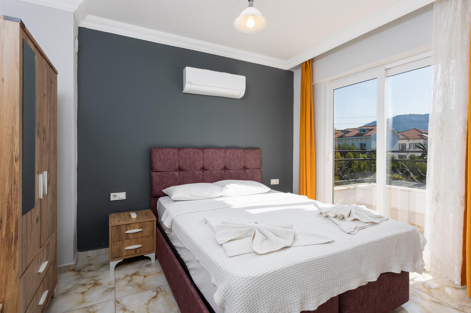 Double bedroom with en suite bathroom and A/C