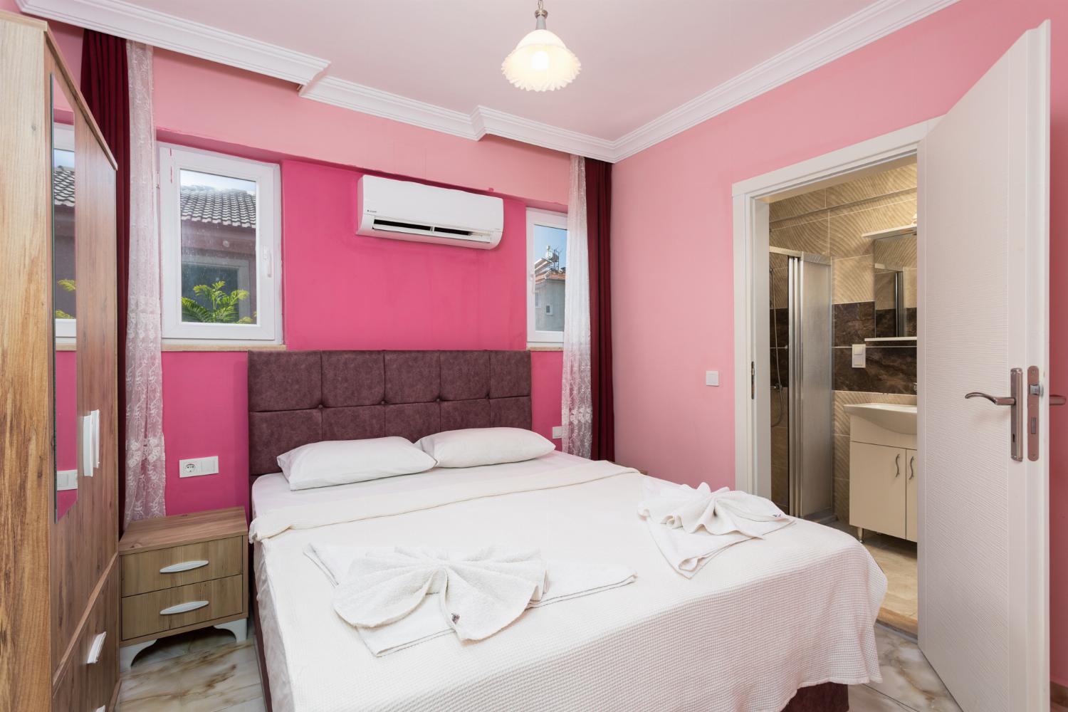 Double bedroom with en suite bathroom and A/C