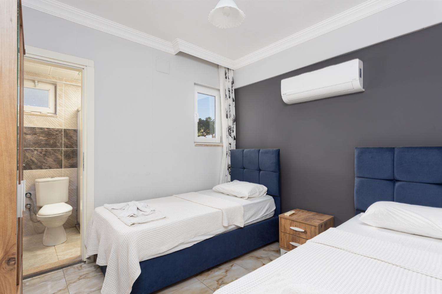 Twin bedroom with en suite bathroom and A/C