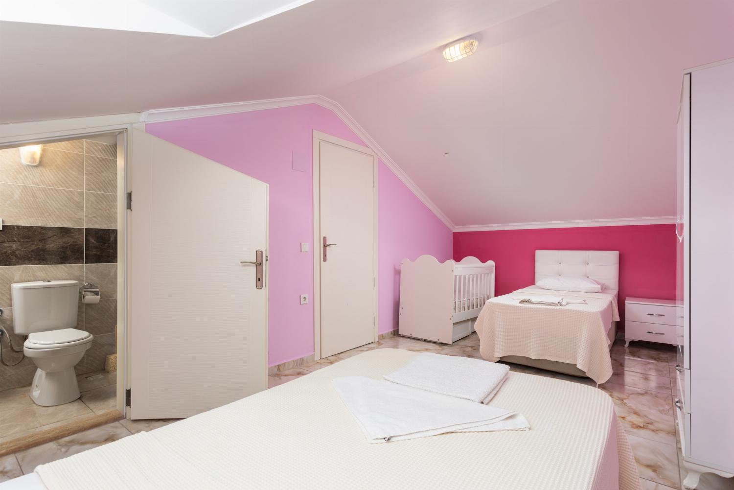 Twin bedroom with en suite bathroom and A/C
