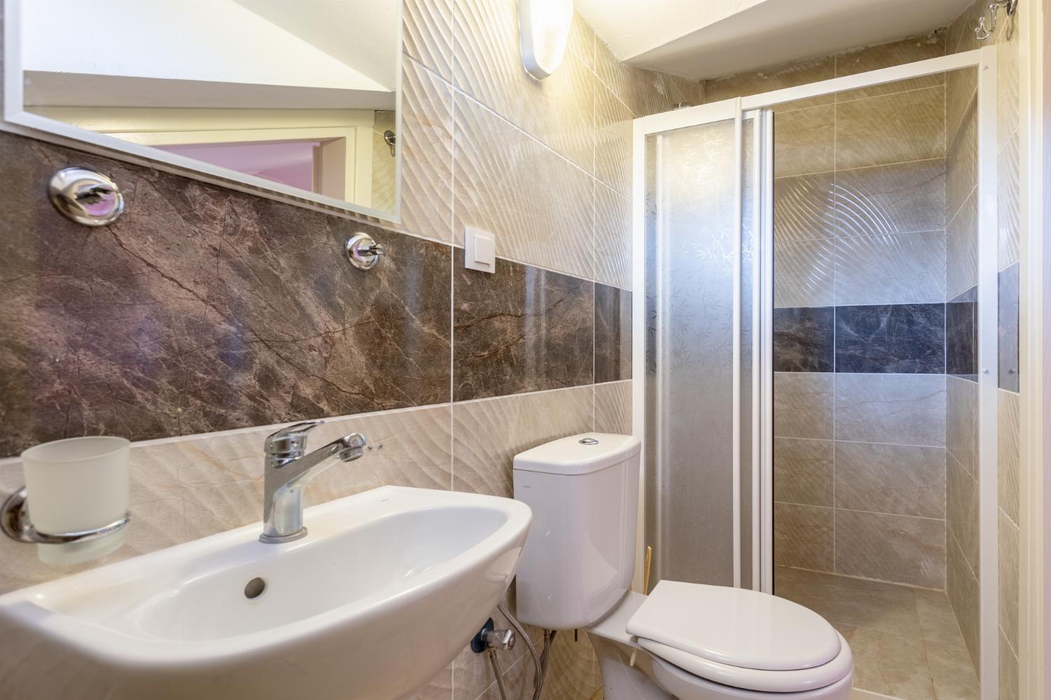 En suite bathroom with shower