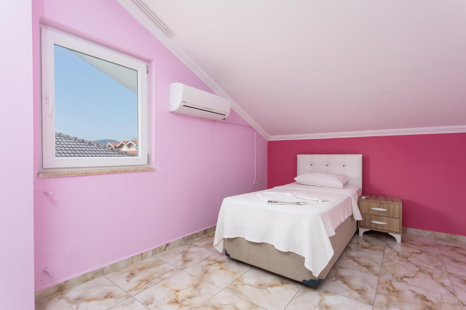 Twin bedroom with en suite bathroom and A/C