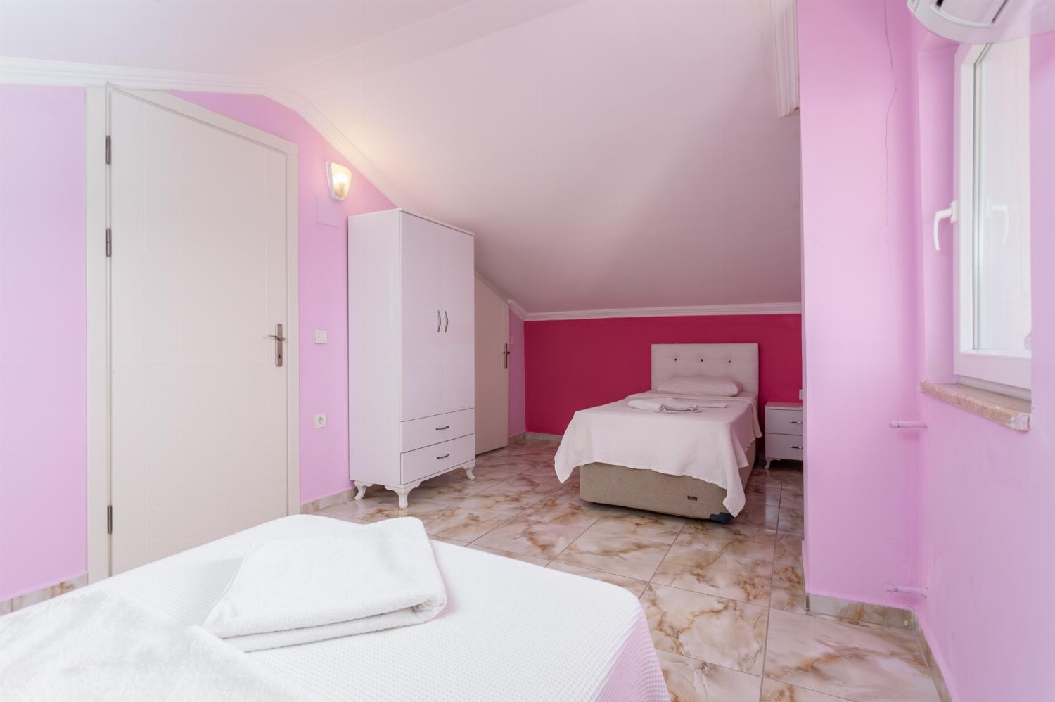 Twin bedroom with en suite bathroom and A/C