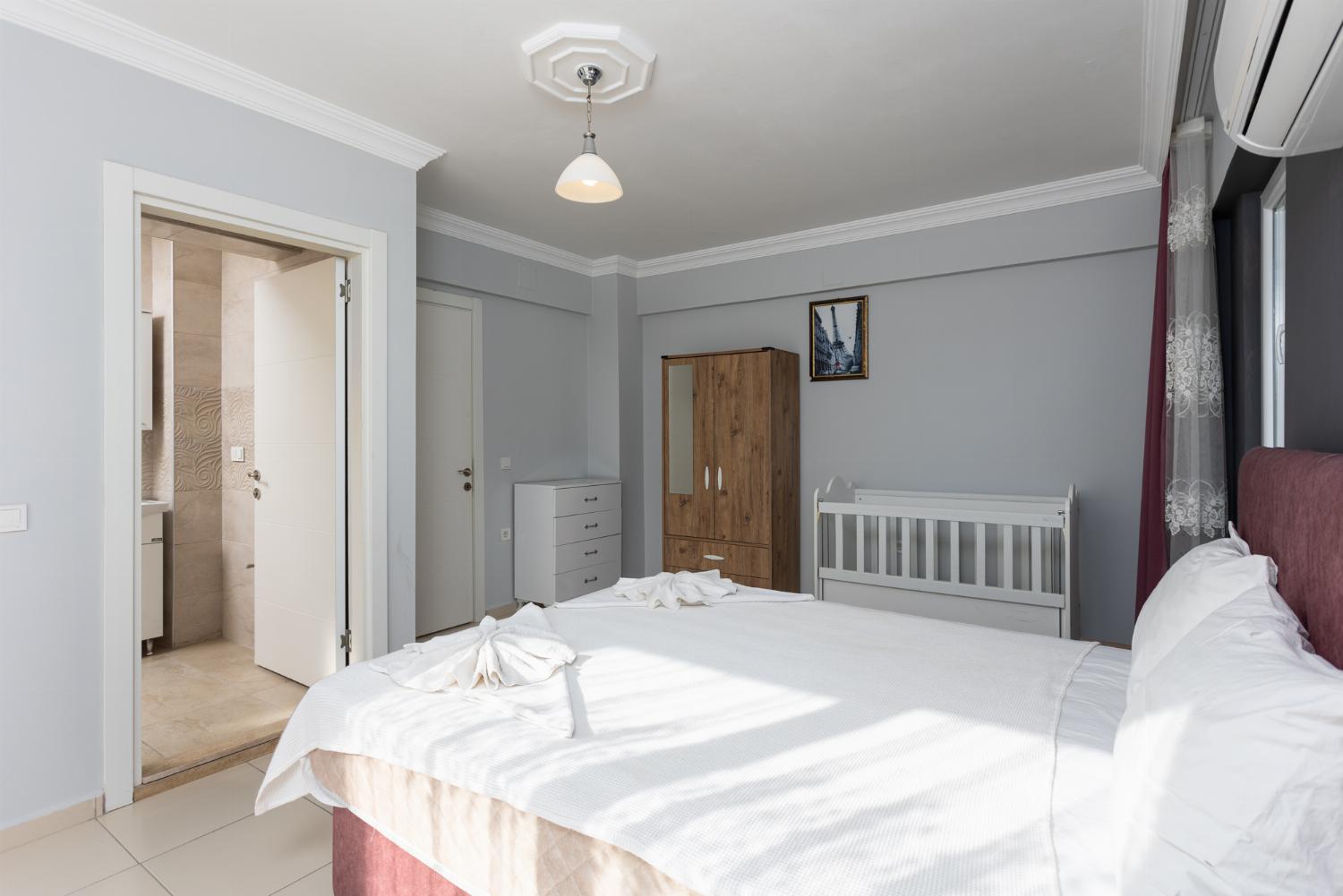 Double bedroom with en suite bathroom and A/C