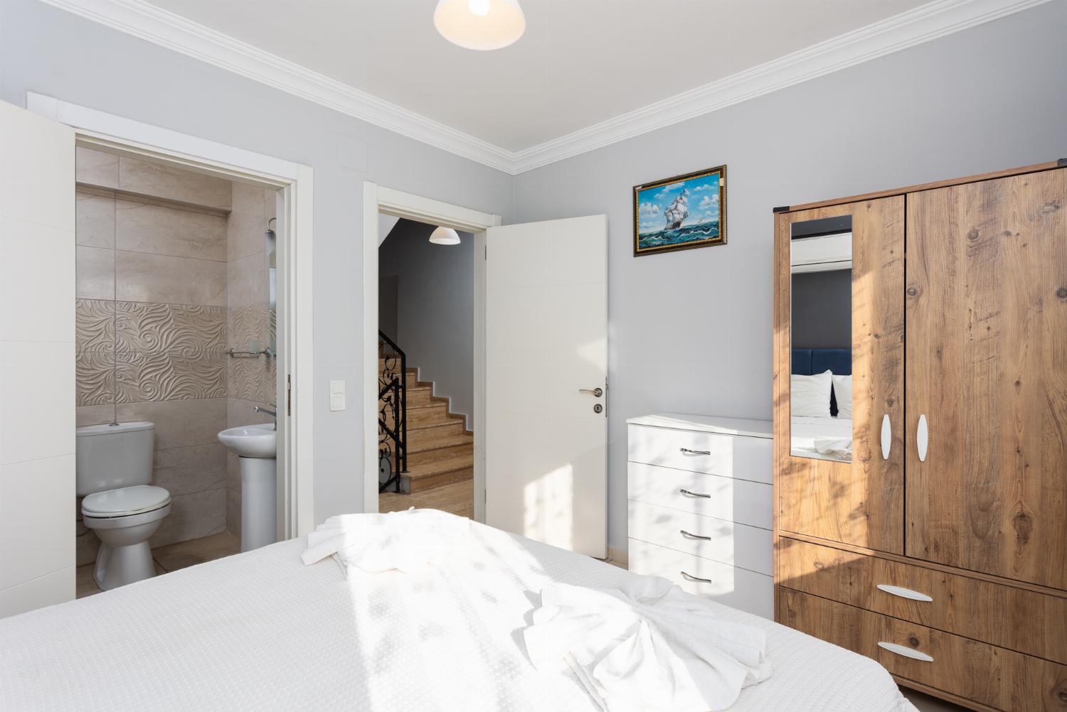 Double bedroom with en suite bathroom and A/C