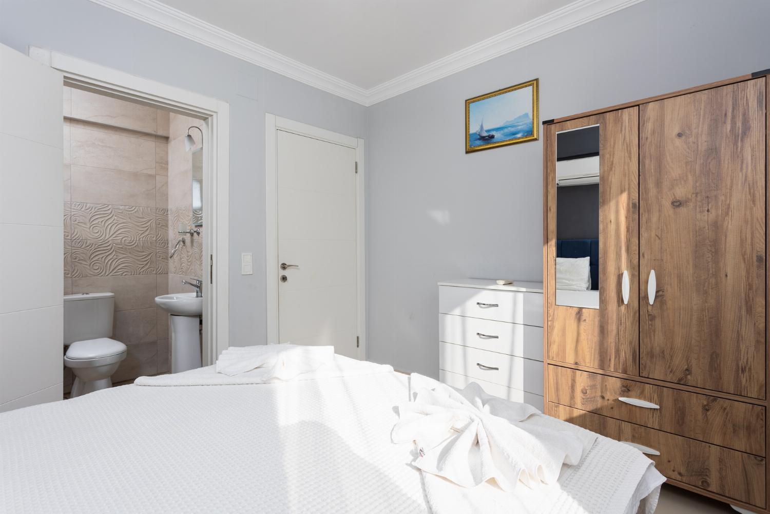 Double bedroom with en suite bathroom and A/C