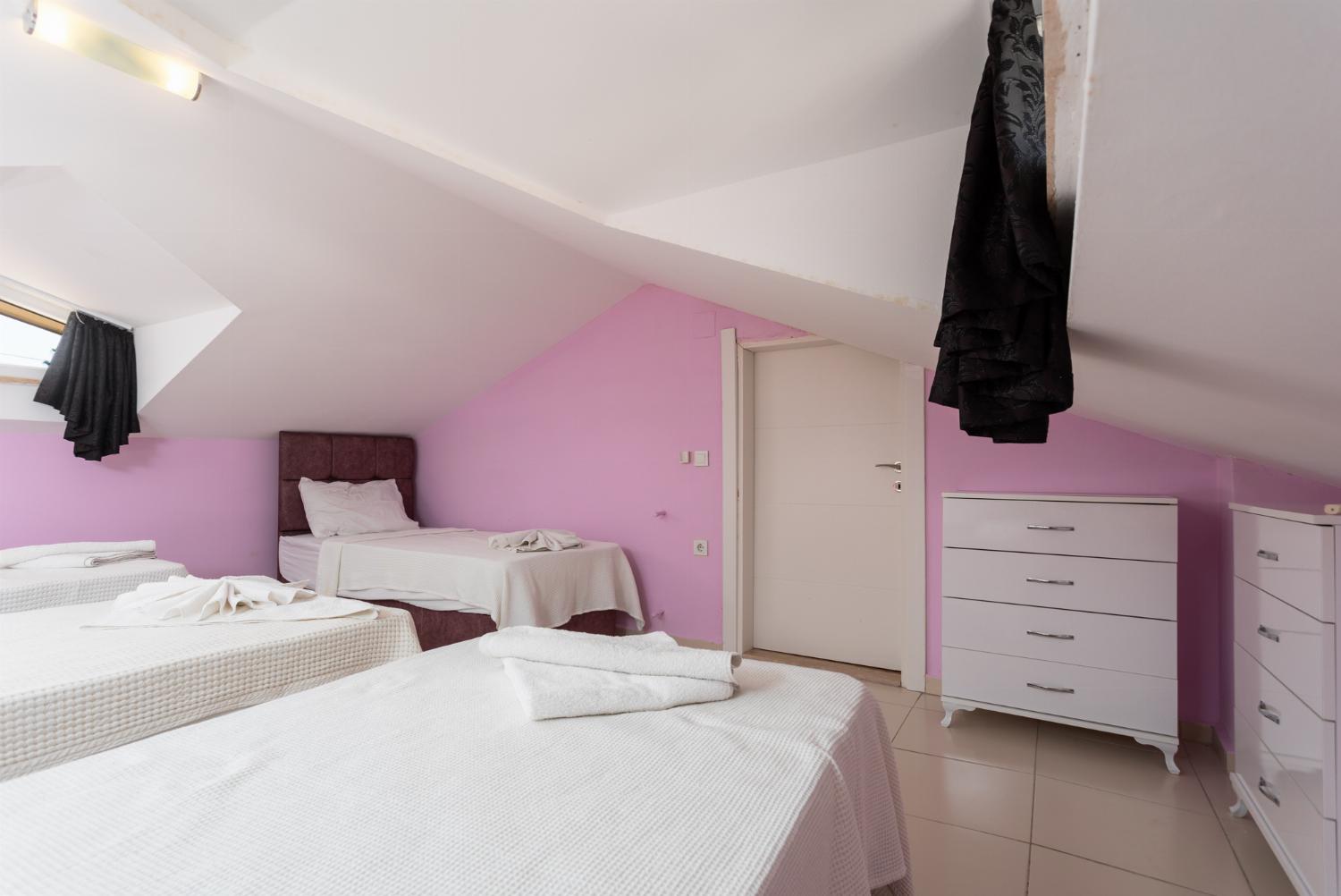 Bedroom with four single beds and A/C