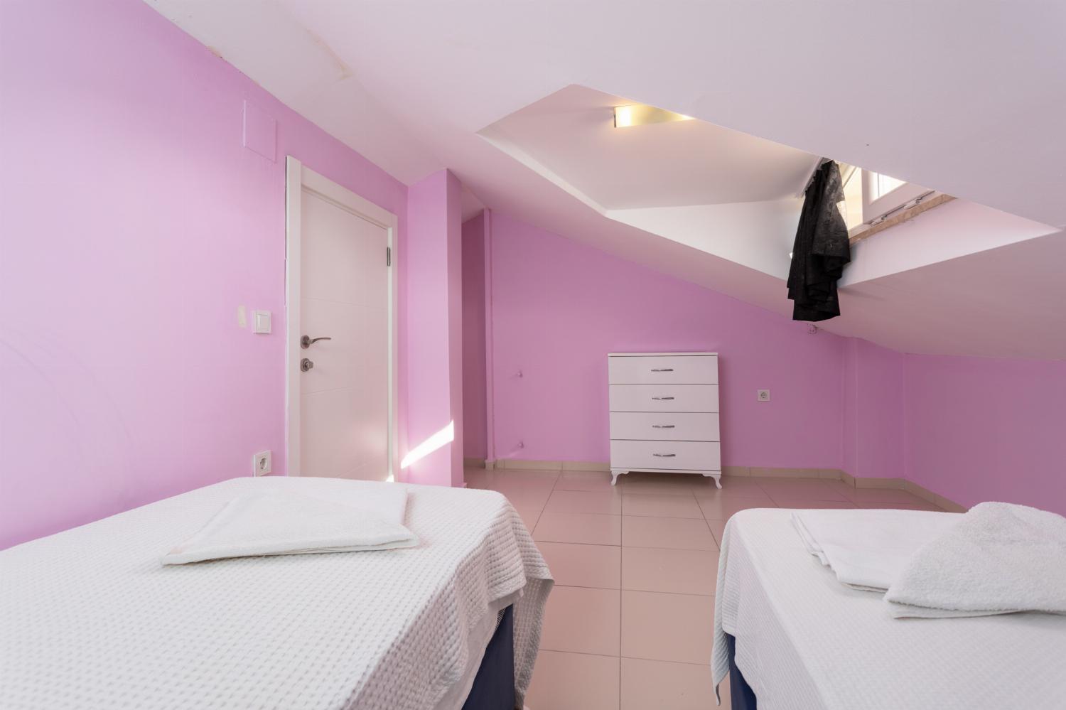 Twin bedroom with A/C