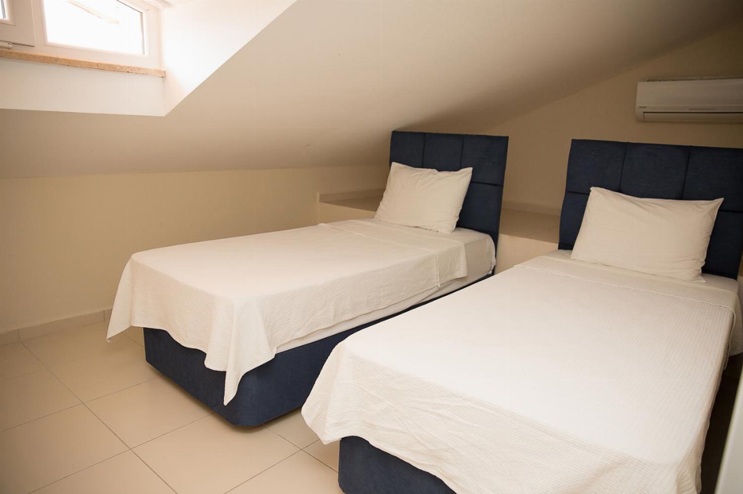 Twin beds bedroom with A/C