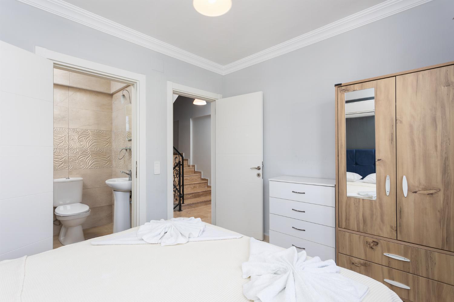 Double bedroom with en suite bathroom and A/C