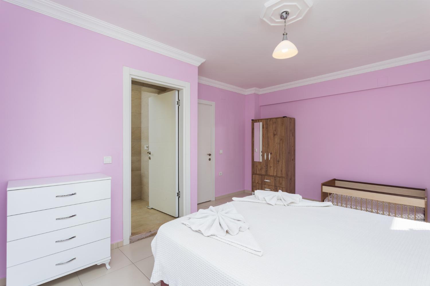 Double bedroom with en suite bathroom and A/C