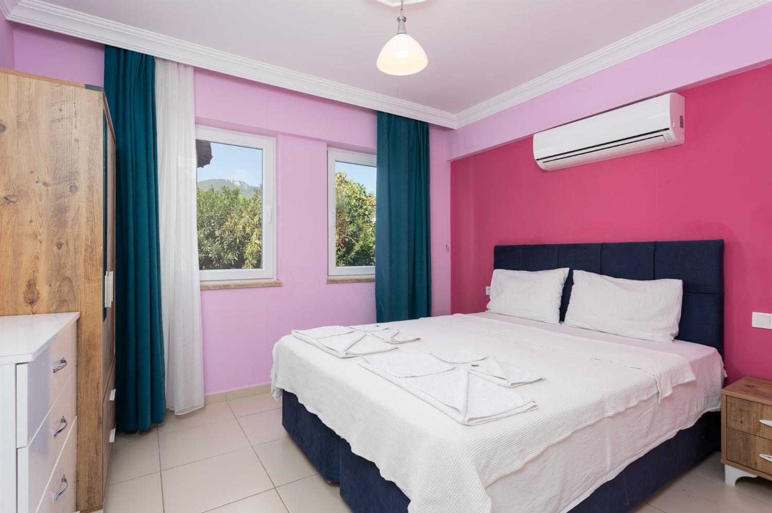 Double bedroom with en suite bathroom and A/C