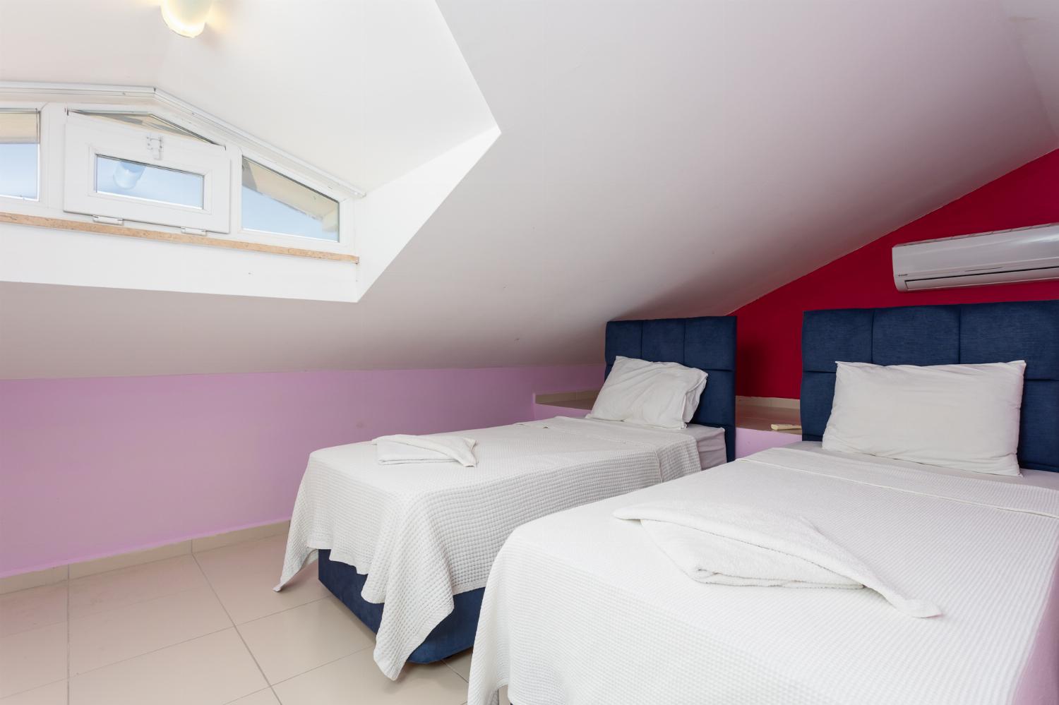 Twin bedroom with A/C