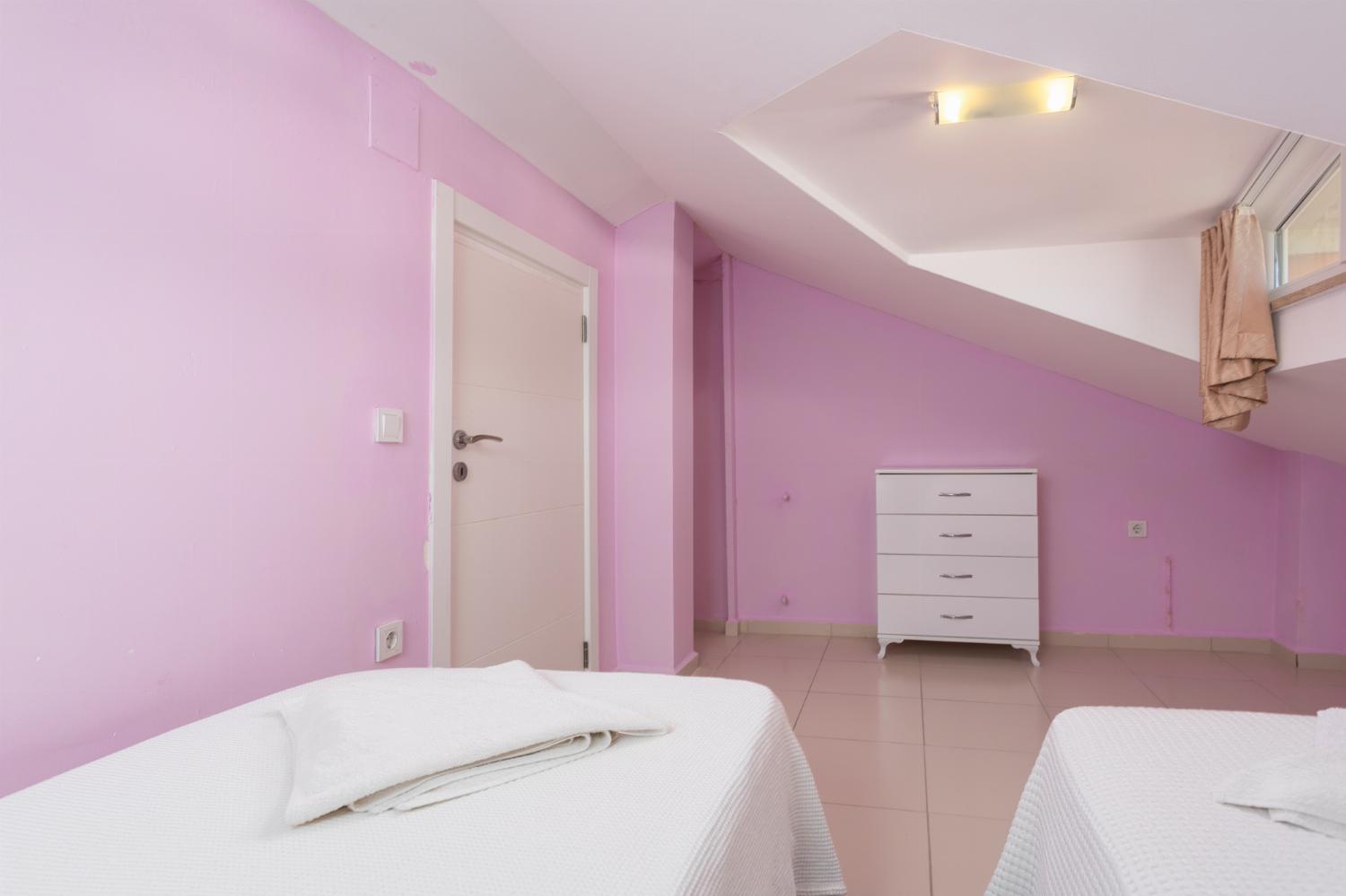 Twin bedroom with A/C