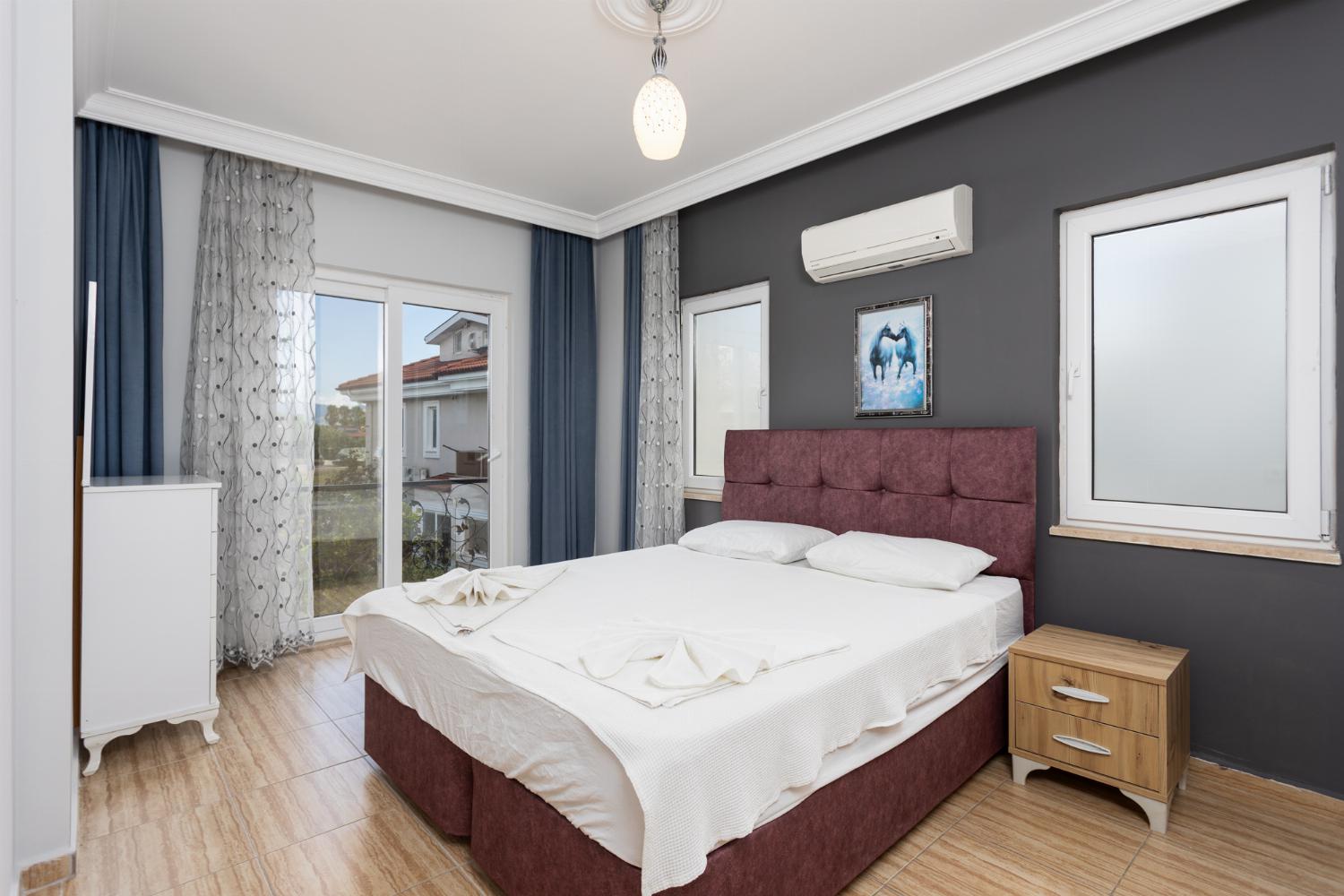 Double bedroom with en suite bathroom and A/C
