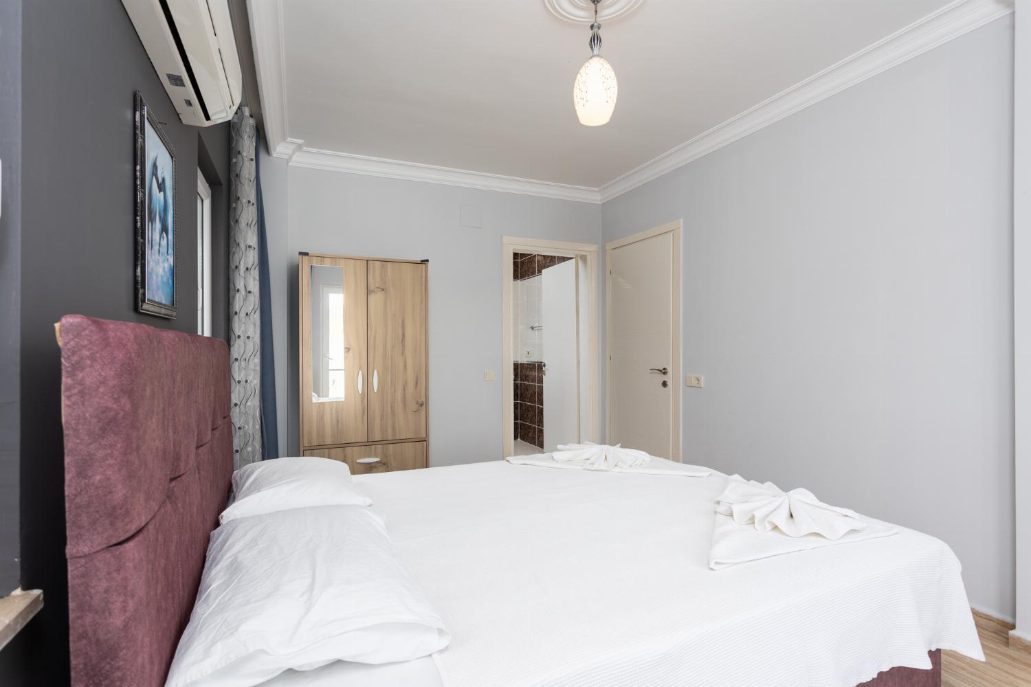 Double bedroom with en suite bathroom and A/C