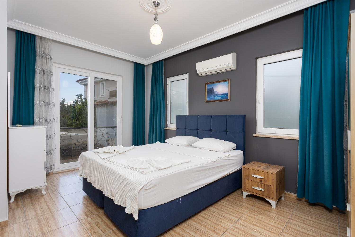 Double bedroom with en suite bathroom and A/C