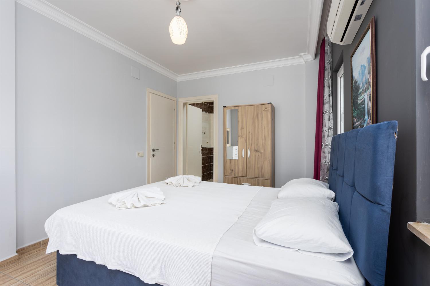 Double bedroom with en suite bathroom and A/C