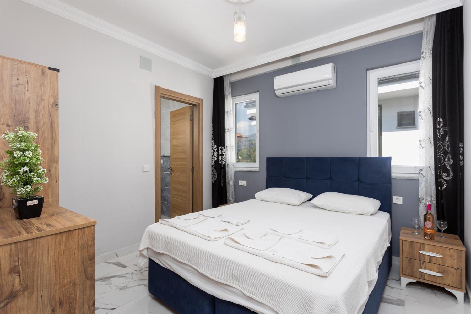 Double bedroom with en suite bathroom and A/C