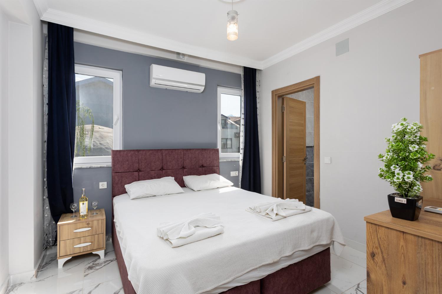 Double bedroom with en suite bathroom and A/C
