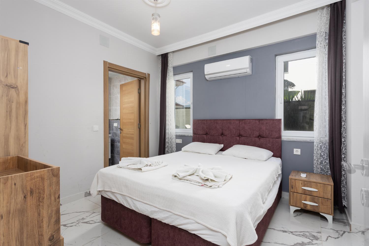 Double bedroom with en suite bathroom and A/C
