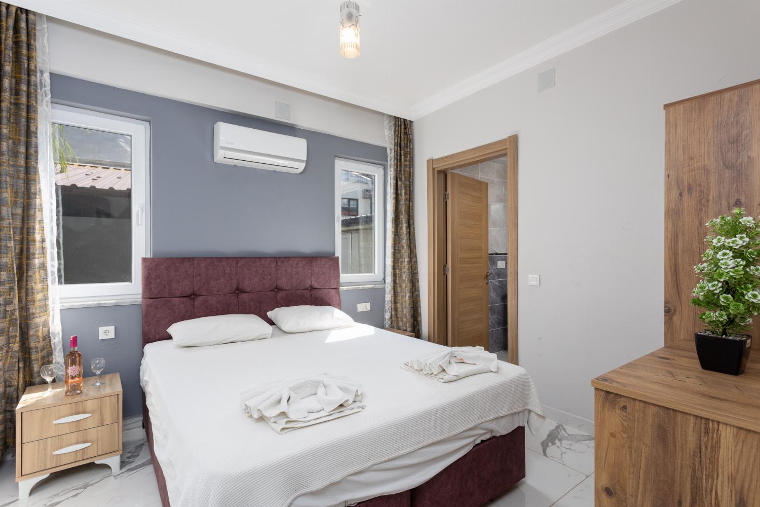 Double bedroom with en suite bathroom and A/C