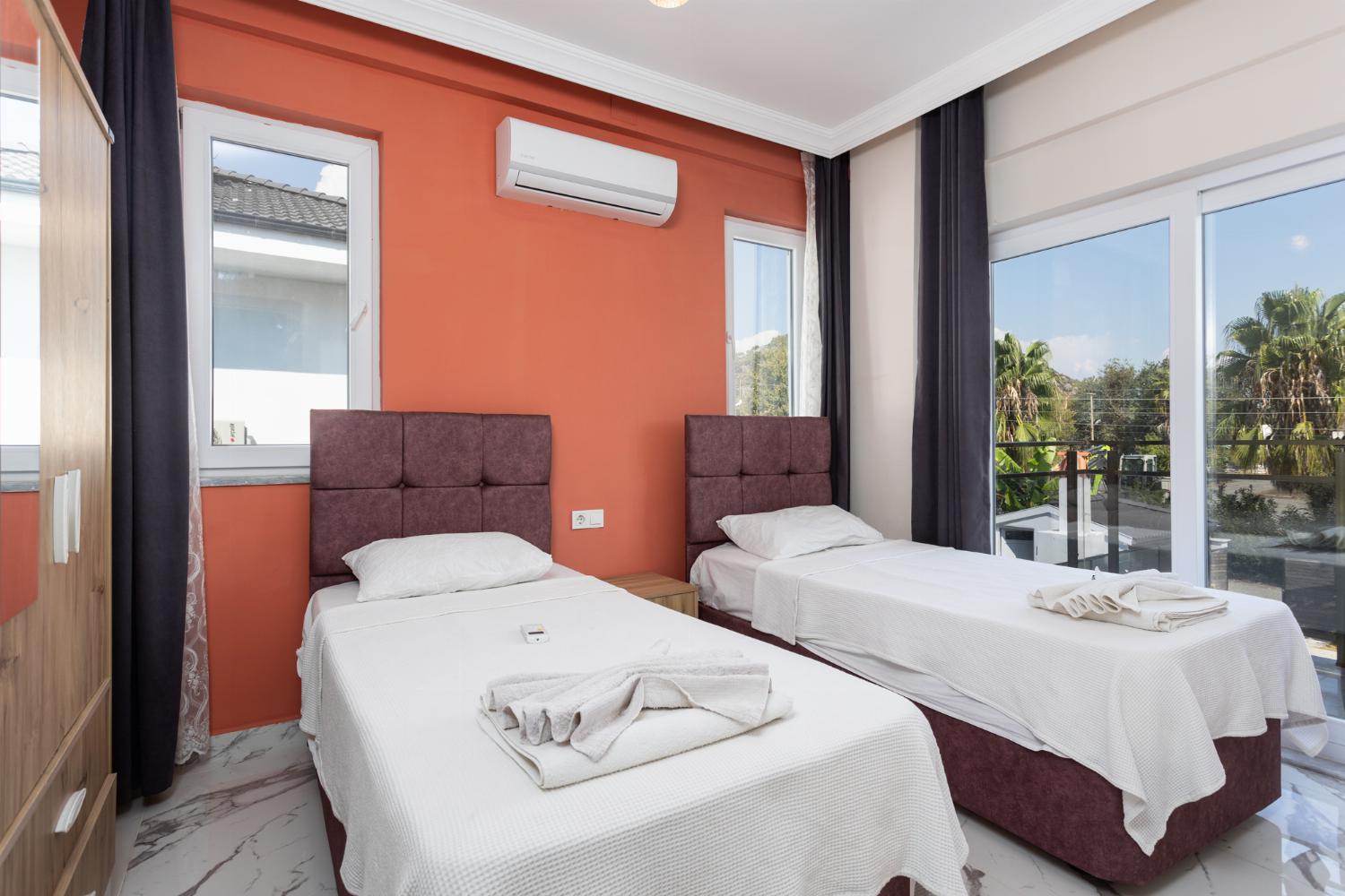 Twin bedroom with A/C
