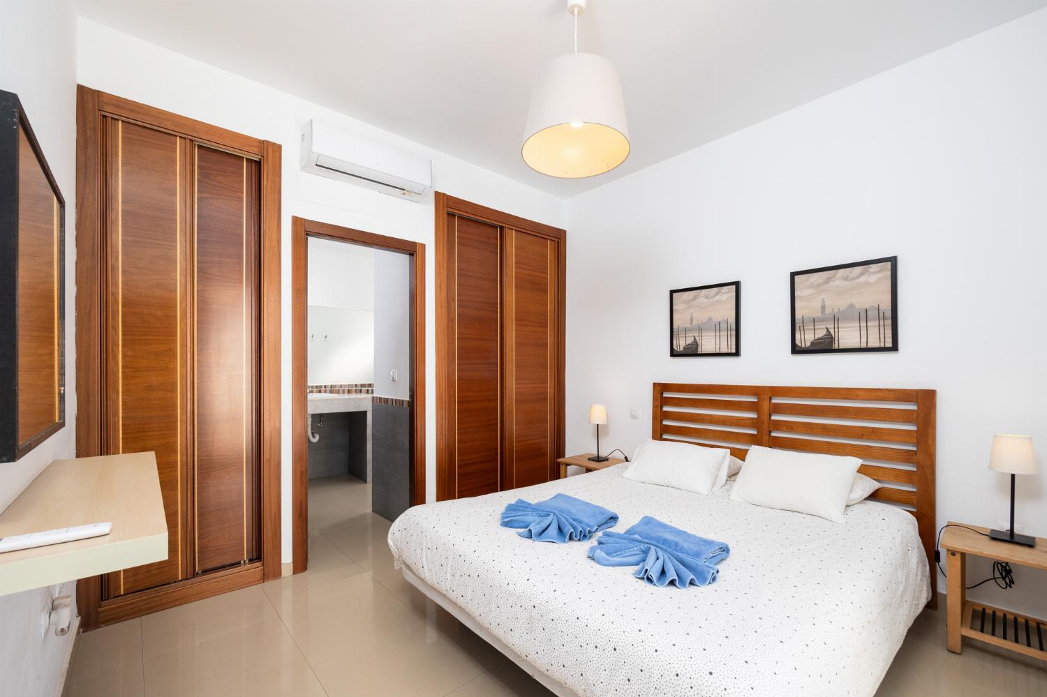 Double bedroom with en suite bathroom and A/C
