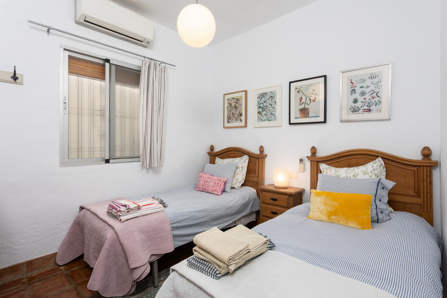 Twin bedroom with A/C