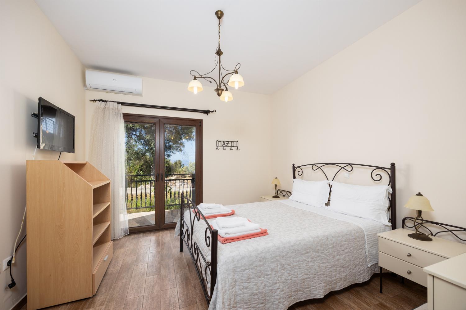 Double bedroom with en suite bathroom, A/C, and TV