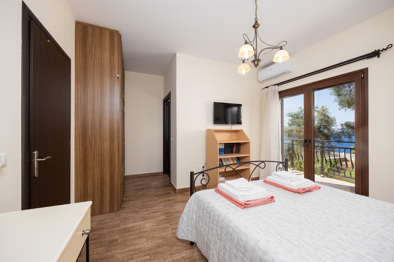 Double bedroom with en suite bathroom, A/C, and TV