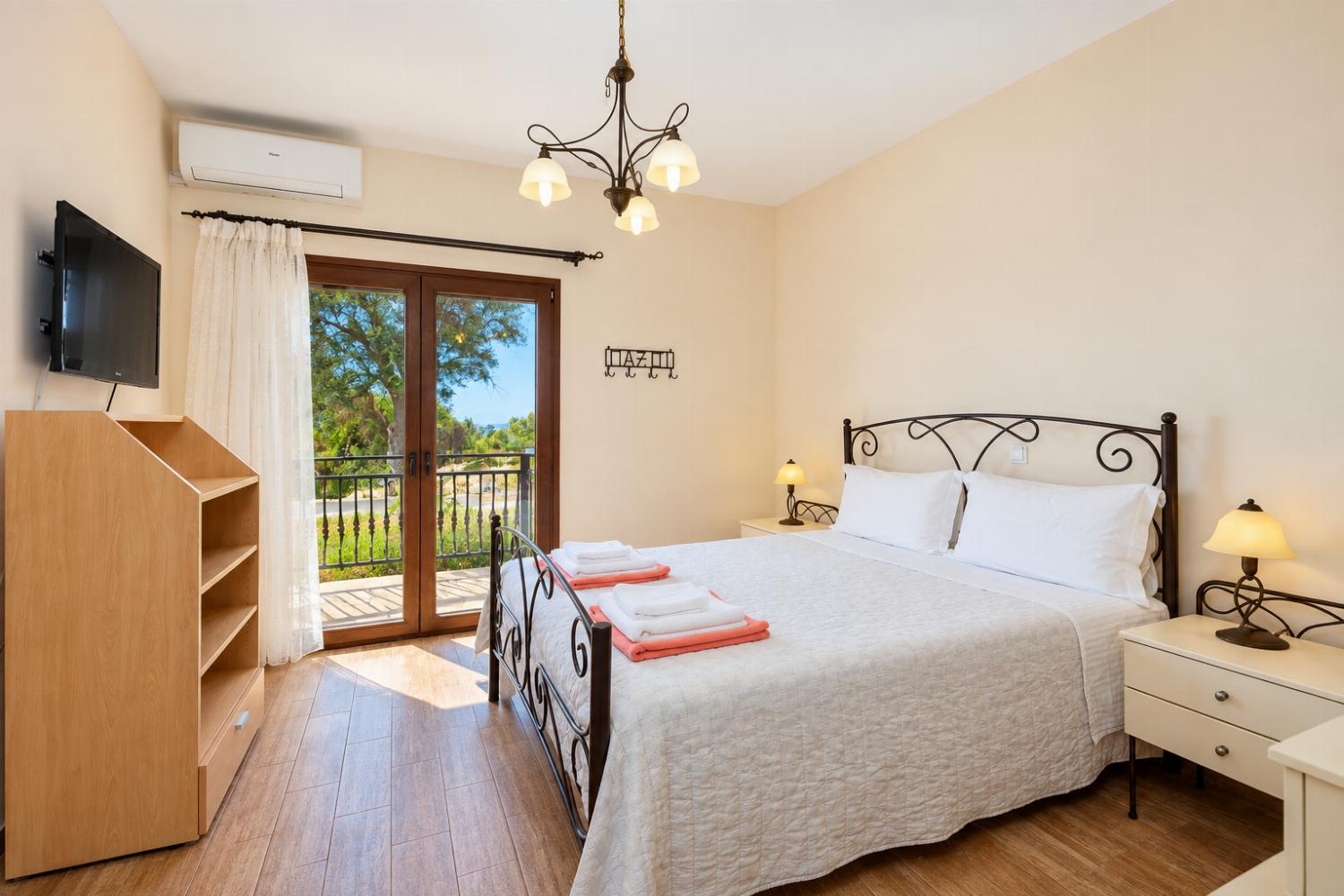 Double bedroom with en suite bathroom, A/C, and TV