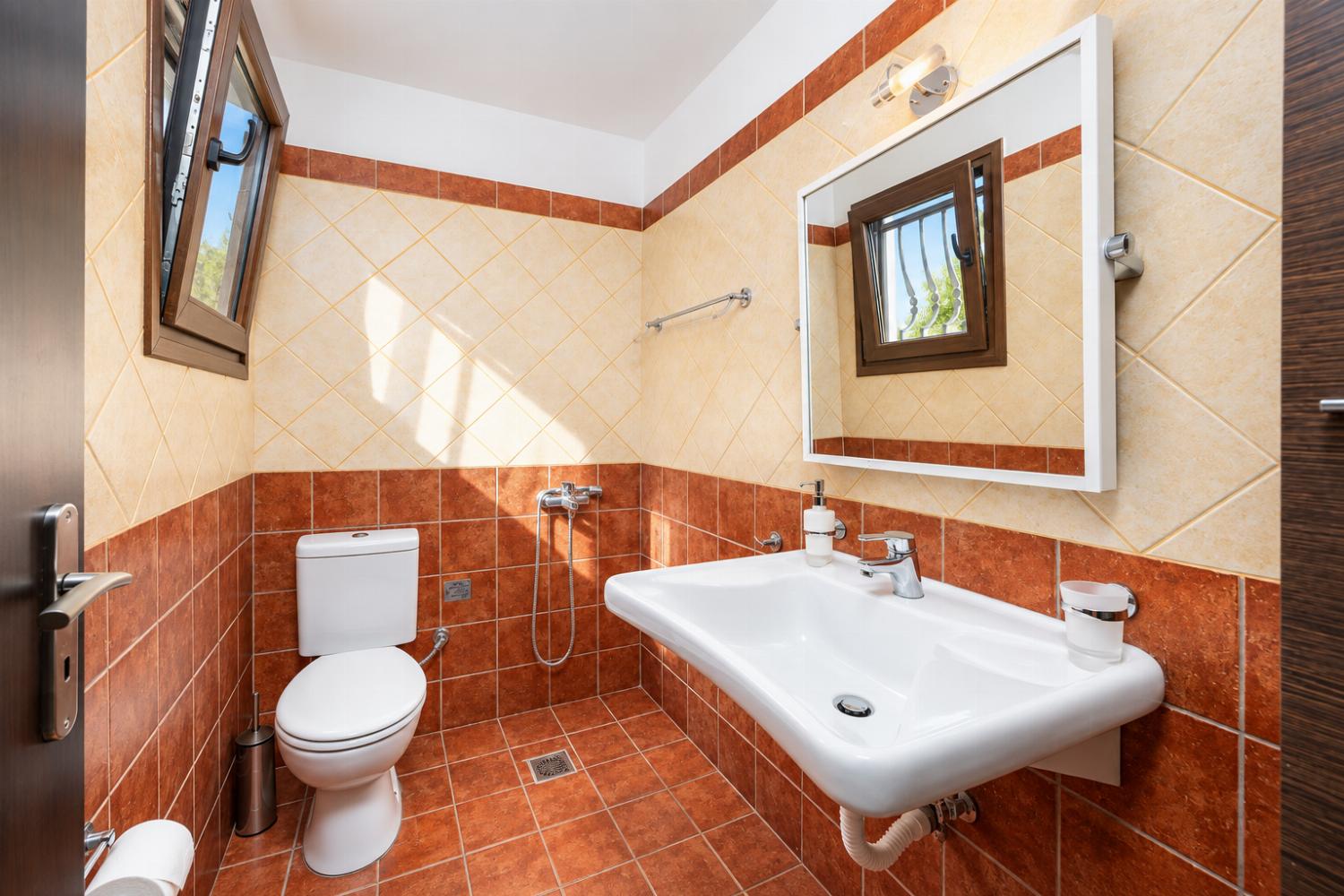 En suite bathroom with shower