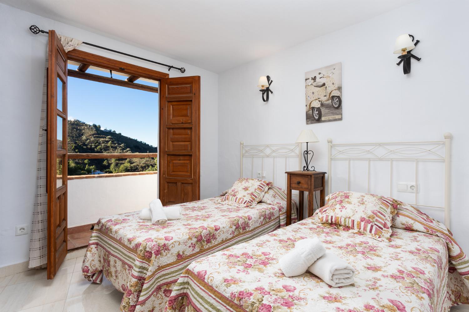 Twin bedroom with A/C