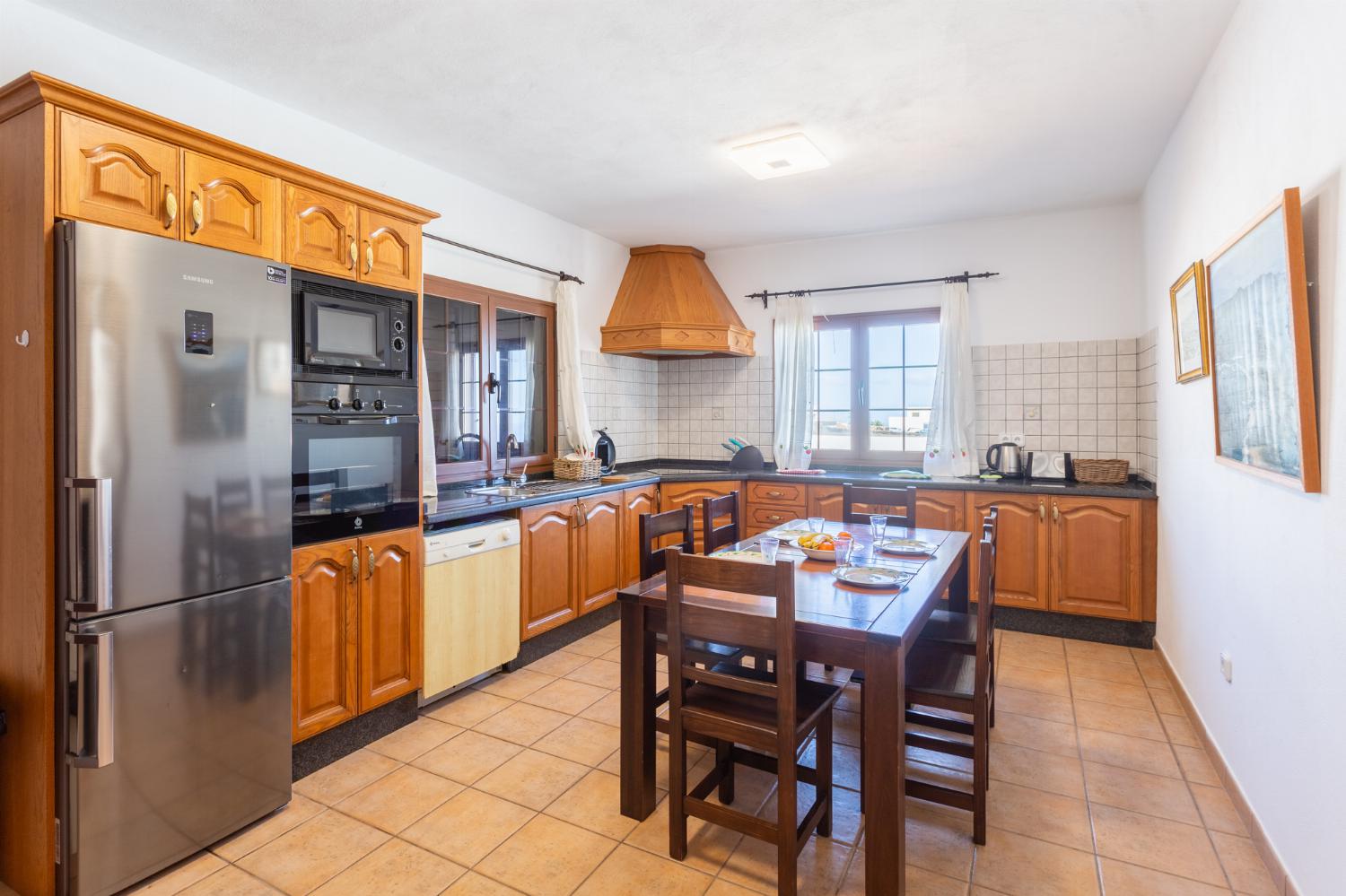 Equipped kitchen with dining area
