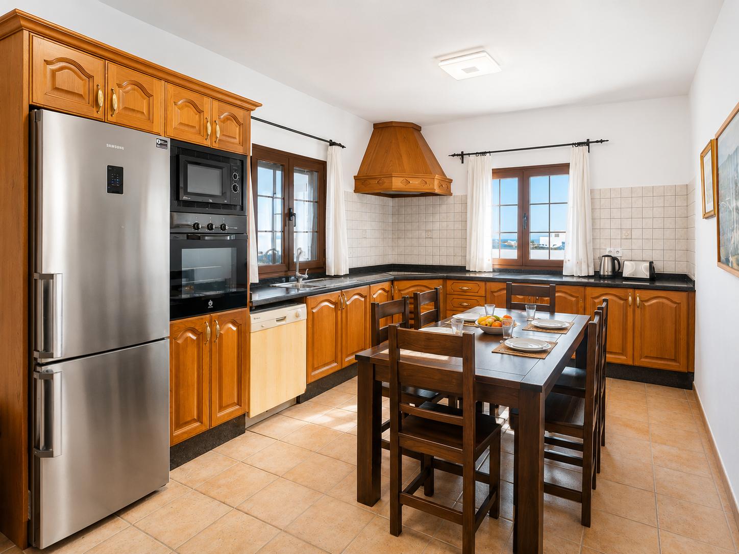 Equipped kitchen with dining area