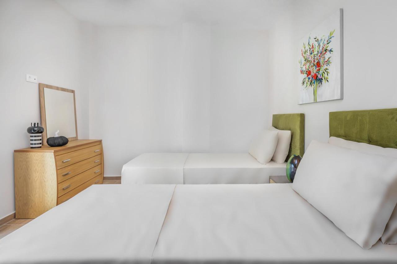 Twin bedroom with A/C