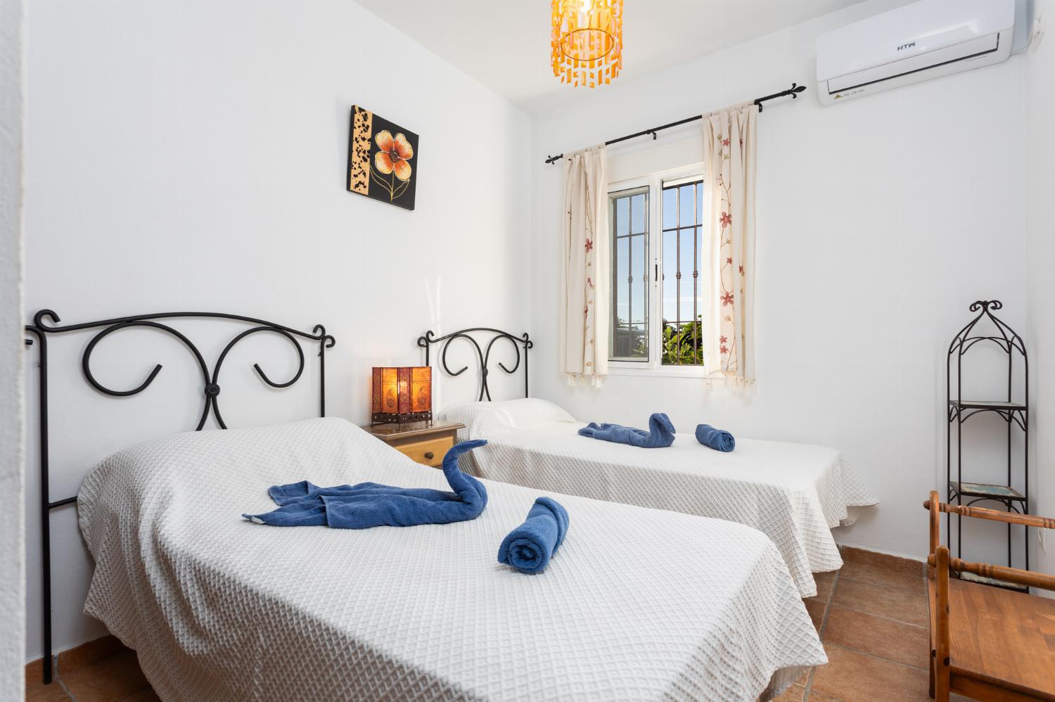 Twin bedroom with A/C